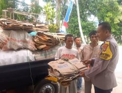 Bhabinkamtibmas Wilayah Hukum Polsek Sukamakmur Bersama-Sama Pelopor Dan Patriot Pembangunan Desa Serta Warga Masyarakat Melaksanakan Program PPLH Melalui BANK Sampah