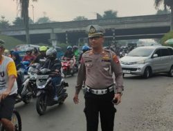 Kanit Lantas Polsek Citeureup Polres Bogor melakukan Pengecekan jalan dan pengaturan lalu lintas menghindari rawan kecelakaan dan kemacetan