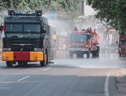 Cuaca Panas, Polres Metro Tangerang Kota Kerahkan Water Canon Lakukan Penyemprotan Jalan