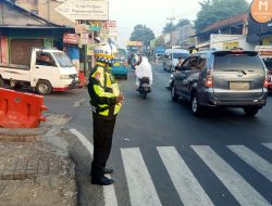 Personil Lantas Wilayah Hukum Polsek Ciampea Polres Bogor Melaksanakan Gatur Lalin Pagi, Melayani Masyarakat Dari Kemacetan Dan Arus Lalin