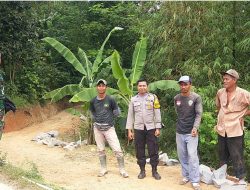 Bhabinkamtibmas Wilayah Hukum Polsek Tanjungsari Polres Bogor Bersama Babinsa Dan Warga Masyarakat Melaksanakan Giat Gotong Royong Pembangunan Jalan Di Wilayah Desa Sukarasa Kec.Tanjungsari