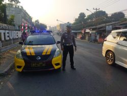 Unit Lantas Polsek Citeureup Melakukan Rekayasa Jalan Untuk Mengurai Kemacetan Di Wilayah Hukum Polsek Citeureup