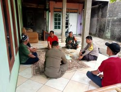 Sinergitas TNI – POLRI Bhabinkamtibmas dan Babinsa Wilayah Hukum Polsek Sukaraja Polres Bogor Sambangi Tokoh Masyarakat Sampaikan Pesan Kamtibmas