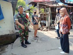 Babinsa Kepatihan Wetan Bersama Mahasiswa KKN Cek Fasum Milik Warga