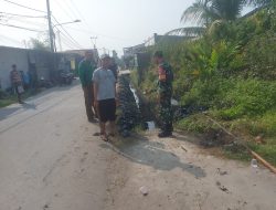 Akibat Saluran Air Mampet Babinsa Bersama Warga Kerjabakti Bersihkan Selokan