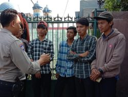 Bhabinkamtibmas Wilayah Polsek Leuwiliang Polres Bogor Sambangi Warga Sampaikan Pesan Kamtibmas dan Ajak Bersinergi Dalam Mencegah TPPO dan Tindakan Kriminalitas Lainnya