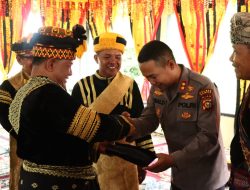 LAK Anugerahi Songkok Balilik Adat Kepada Kapolres Kampar