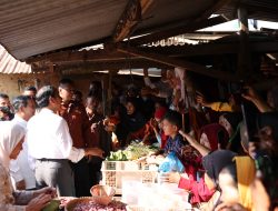 Kegembiraan Para Pedagang Berinteraksi Dengan Prabowo Saat Dampingi Jokowi Blusukan di Pekalongan