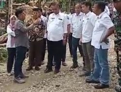 Simon Tanjung ketua Korwil FPII Pessel sambut Kedatangan Bupati Rusma Yul Anwar di Kampung Kelahirannya
