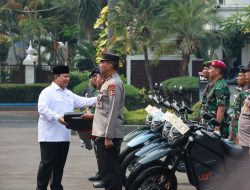 Prabowo Serahkan 100 Motor Listrik Clean Energy Buatan Dalam Negeri Untuk TNI dan Polri