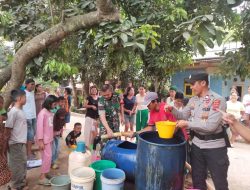 Sinergi TNI – Polri Wilayah Hukum Polsek Rumpin Kembali Distribusikan Air Bersih Kepada Masyarakat Yang Terdampak Krisis Air Bersih Bersama Danramil Rumpin Kec.Rumpin Kabupaten Bogor