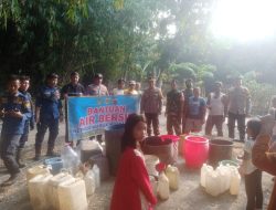 Wilayah Hukum Polsek Rumpin Kembali Distribusikan Air Bersih Kepada Masyarakat Bersama Damkar Kabupaten Bogor Bantu Warga Berdampak Kekeringan