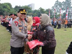 Wakapolres Metro Jakarta Barat Akbp Sarly Sollu Hadiri Apel Gerakan dan Pembagian Bendera Merah Putih Tingkat Kota Adm Jakarta Barat