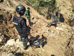 Yonif Raider 300/BJW Terjunkan Tim K-9 Cari Korban Longsor di Pasirkuda
