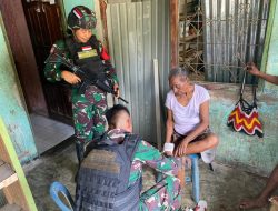 Keseruan Satgas Yonif 122/TS Mandi Bersama Anak-anak Perbatasan Papua Di Mata Air Kampung Waris