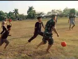 Sepak Bola Plastik Jalin Kedekatan Babinsa Dan Anak Anak