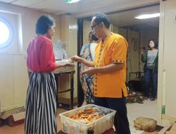 Perhatian Dan Kepeduliannya ABK KM.Labobar Saat Membagikan Makanan Buat Penumpang