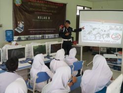 Brimob Kalbar Tanamkan Jiwa Pancasila Kepada Siswa-siswi SMPN 5 Pontianak