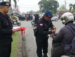 Brimob Kalbar Bagi-bagi Bendera Merah Putih Peringati Kemerdekaan