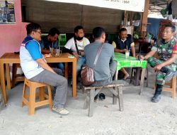 Sembari Nongkrong di Warung Kaki Lima, Babinsa Semanggi Laksanakan Pembinaan Teritorial di Wilayah Binaan