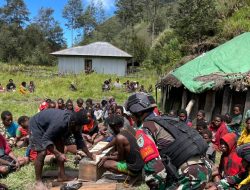 Satgas Mobile Raider 300 Siliwangi Bantu Pemakaman Anak Bayi di Amungi, Papua