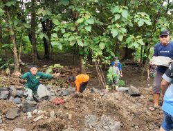 Sigap…!!! Babinsa Ketelan Bersama Warga Gotong-Royong Perbaiki Saluan Air