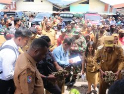 Kunjungi Pasar Tradisional, Dandim Jayawijaya : Jaga Suasana Kondusif Jelang HUT Ke-78 Republik Indonesia
