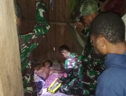 Personil Satgas Yonif 122/TS Melaksanakan Pertolongan Pertama Kepada Masyarakat Perbatasan Kampung Scofro Papua