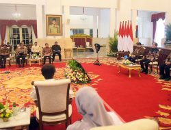 Presiden Jokowi Terima Pimpinan MPR di Istana Merdeka