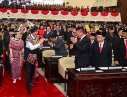 Berbusana Adat Tanimbar, Presiden Jokowi Sampaikan Pidato di Gedung Nusantara
