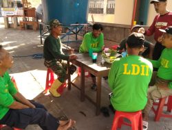 Disela Sela Kegiatan KBD Tahap VII, Babinsa Kelurahan Nusukan Sempatkan Diri Komsos Dengan Relawan Dan Warga