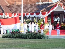 Dandim Bojonegoro Inspektur Upacara Penurunan Bendera Merah Putih Peringatan HUT RI ke- 78