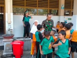 Semarakkan HUT Kemerdekaan RI Ke-78, Babinsa Kelurahan Gandekan Jadi Tim Juri Lomba Melukis di SD N Gandekan 