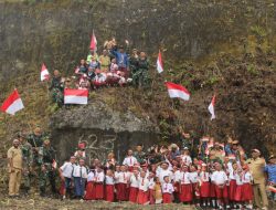 SATGAS 623 BENTANGKAN BENDERA RAKSASA DIATAS KETINGGIAN PEDALAMAN PAPUA, TEGASKAN MANFAAT DAN KEBERADAAN TNI DI TENGAH MASYARAKAT