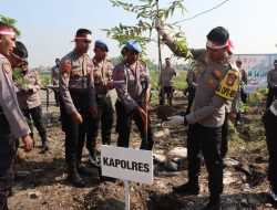 Hijaukan Bumi, Kapolres Pasuruan Tanam Ratusan Bibit Pohon Penghijauan