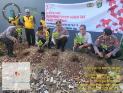 Perbaiki Kualitas Udara, Polres Jakbar Bersama Jajaran Dan Elemen Masyarakat Melakukan Gerakan Tanam 15 Ribu Pohon Serentak Peringati Hari Kemerdekaan RI Ke 78