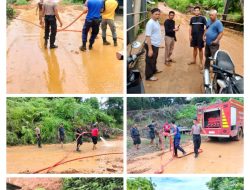 Polsek Hulu Kuantan Bersama Muspika Dan Warga Bersih Rumah dan Jalan Terdampak Longsor