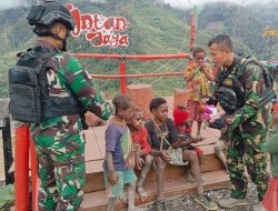 Ceria dan Bahagianya Warga Intan Jaya, Bermain dan Makan Bersama para Ksatria Tri Dharma