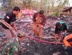 Rumah Sugiman Diamuk Si Jago Merah, Personil Koramil 08/Giriwoyo Bantu Padamkan Api