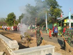 Pasca Perayaan HUT Kemerdekaan RI Ke-78, Koramil 04/Nguntoronadi Bersama Warga Bersih-Bersih Dilapangan Kedungrejo