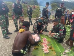 Menghormati Adat Setempat, Satgas Yonif RK 115/ML Adakan Acara Bakar Batu Memperingati HUT RI Ke -78 Di Kampung Yambi