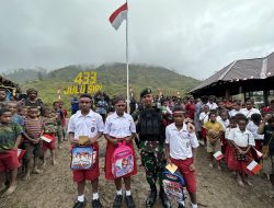 Kakek-nenek, Bapa-mama, dan Anak-anak rame-rame datangi Pos Satgas Yonif Para Raider 433/Julu Siri di Distrik Mbua, Kab. Nduga, Papua
