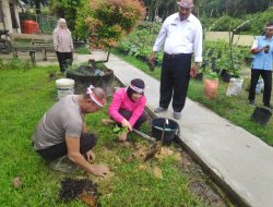 Polsek Kuala Behe Laksanakan Penanaman Pohon Di Sekitar Lingkungan Mako