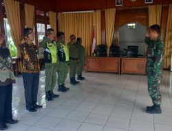 Tingkatkan Disiplin Dan Etos Kerja, Babinsa Timuran Latihkan PBB Kepada Staff Kantor Dan Anggota Linmas