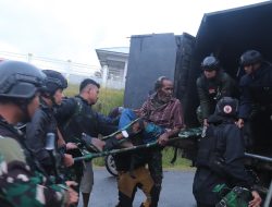 Sigap, aksi Prajurit Satgas Yonif PR 330/Tri Dharma, Tolong Warga Korban Tabrak Lari