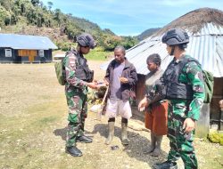 Aktif Menjalin Komunikasi Sosial, Danpos Tirineri Satgas Yonif RK 115/ML Melakukan Anjangsana ke Rumah Bapak Gembala