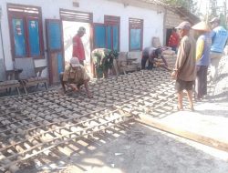Warga Perbaiki Rumah, TNI Di Puhpelem Tak Segan-Segan Turun Membantu