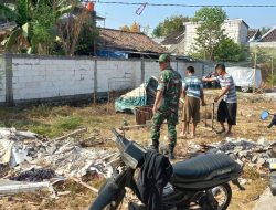 Gandeng Warga, Babinsa Kelurahan Timuran Melaksanakan Kerja Bakti Bersihkan Lingkungan