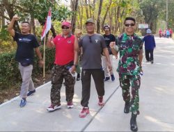 Jalan Sehat Bersama Warga, Cara Babinsa Sambirejo Pererat Kemanunggalan TNI-Rakyat