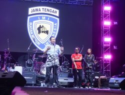 Ketua Umum IMI Bamsoet Acungkan Jempol Membludaknya Peserta Jambore Nasional IMI dan Komunitas Motor RX King di Magelang